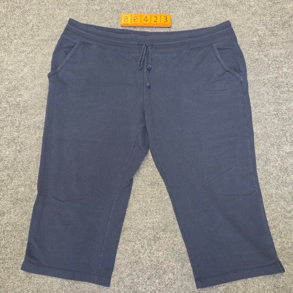 Navy blue Eddie Bauer capri sweatpants with drawstring waist.